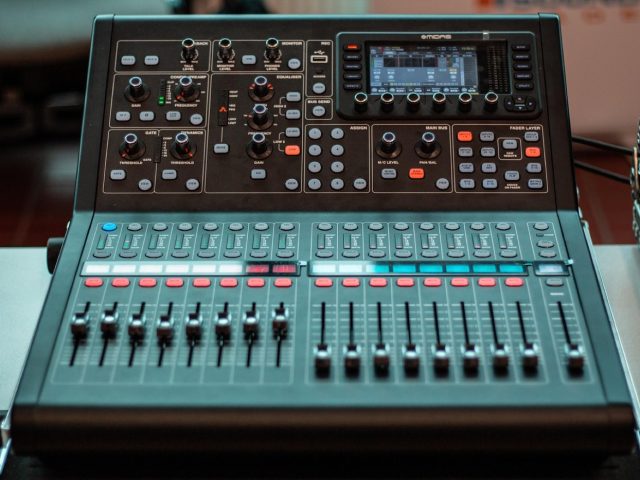 Guide pour choisir un casque studio: enregistrement et mixage