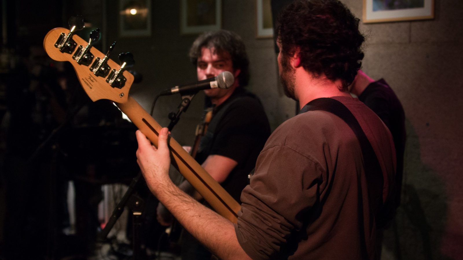 Duo basse-batterie sans guitariste : comment remplir le spectre sonore sur scène