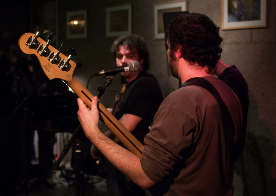Duo basse-batterie sans guitariste : comment remplir le spectre sonore sur scène