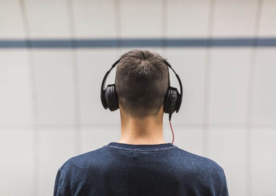 Écoutes nomades : choisir casque ou écouteurs