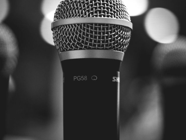 Pourquoi le Shure SM58 est-il un choix fiable pour les concerts en plein air ?
