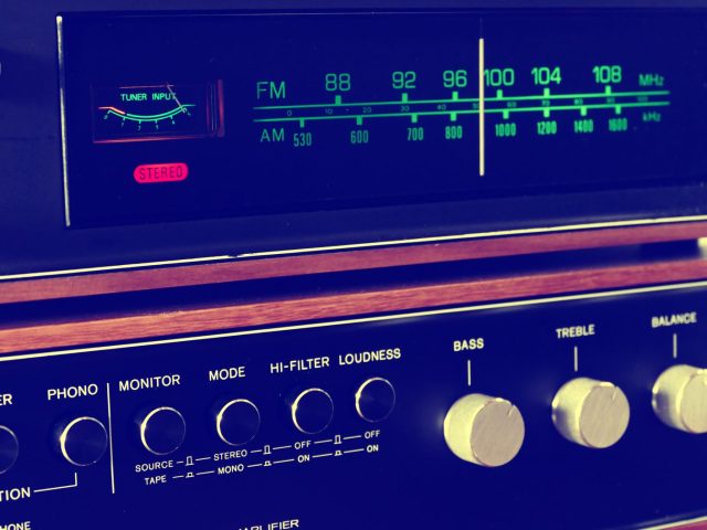 Comprendre le terme hi-fi : origine et caractéristiques