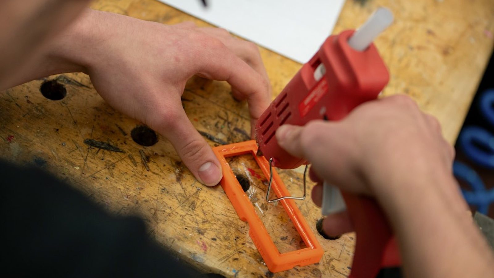 Bâtons de colle en sono : fixer son matériel sans tout arracher