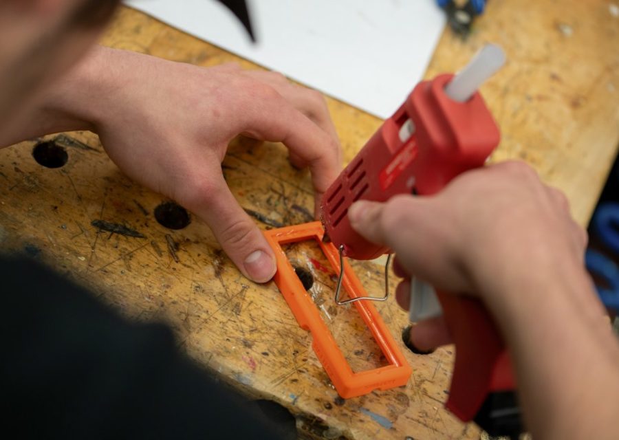 Bâtons de colle en sono : fixer son matériel sans tout arracher