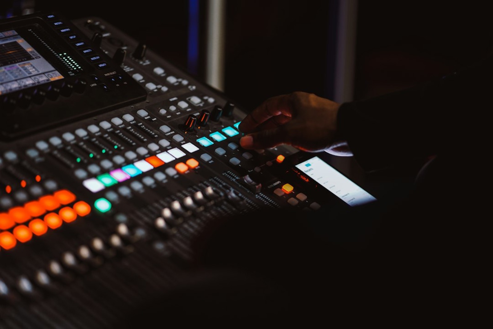 Console de mixage et forme d'onde audio lors d'un concert