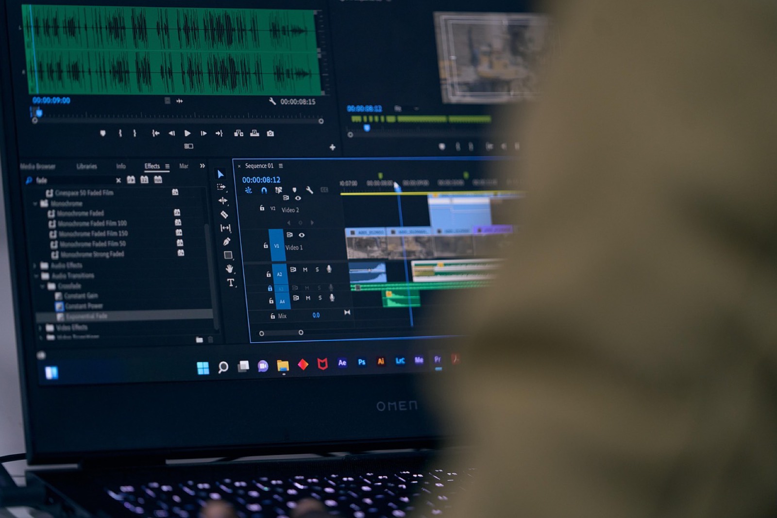 Timeline de montage vidéo avec les formes d'onde des pistes audio affichées à l'écran
