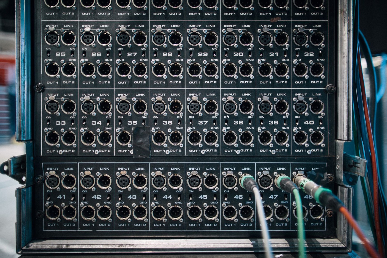 Câbles et connecteurs d'une table de mixage sur scène