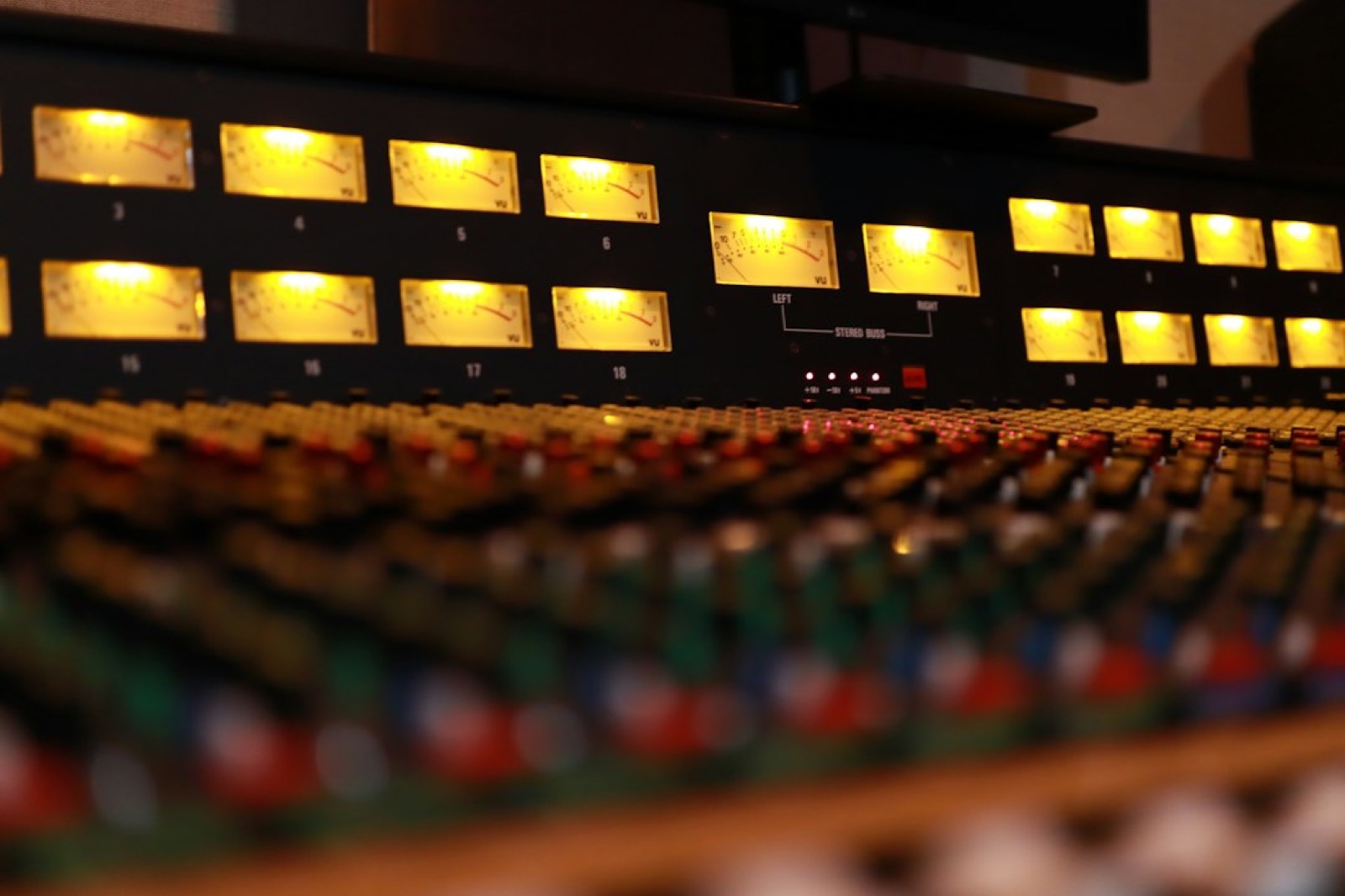Technicien ajustant le gain sur une console de mixage avant un concert