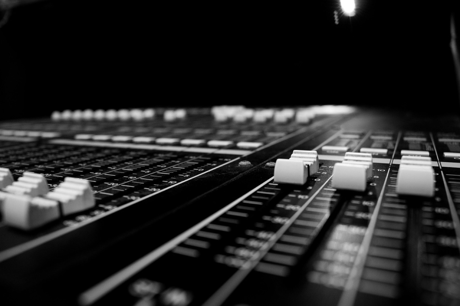 câbles et console de mixage sur scène avant une balance son