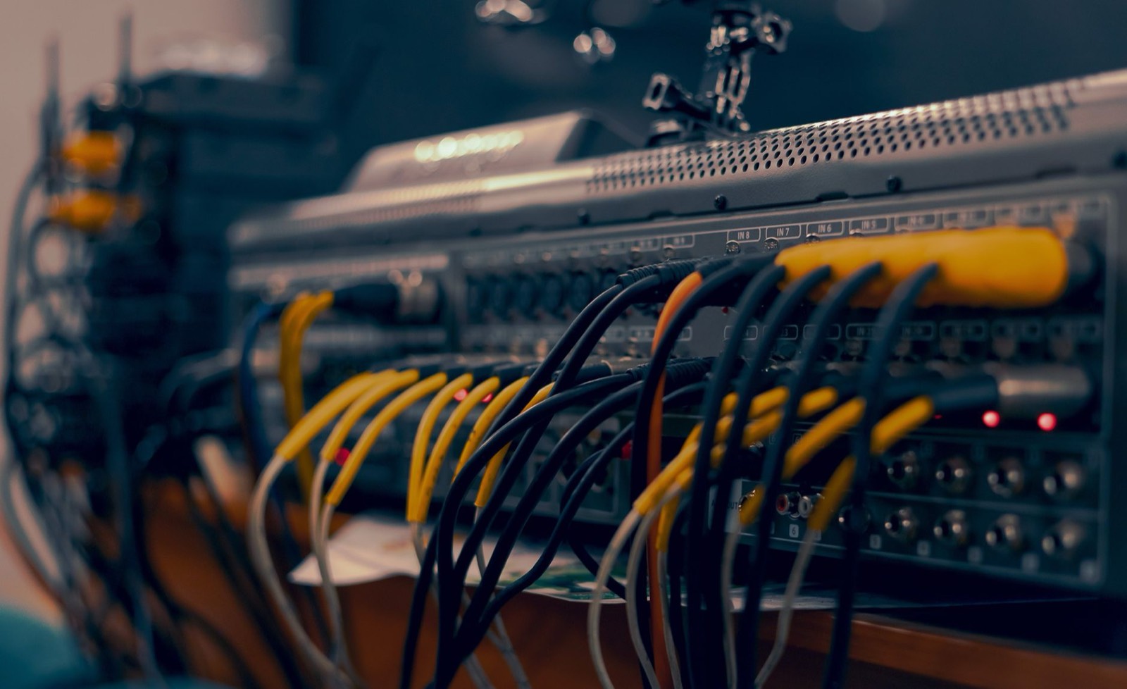 Câbles et connecteurs de scène vus en gros plan sur une table de mixage