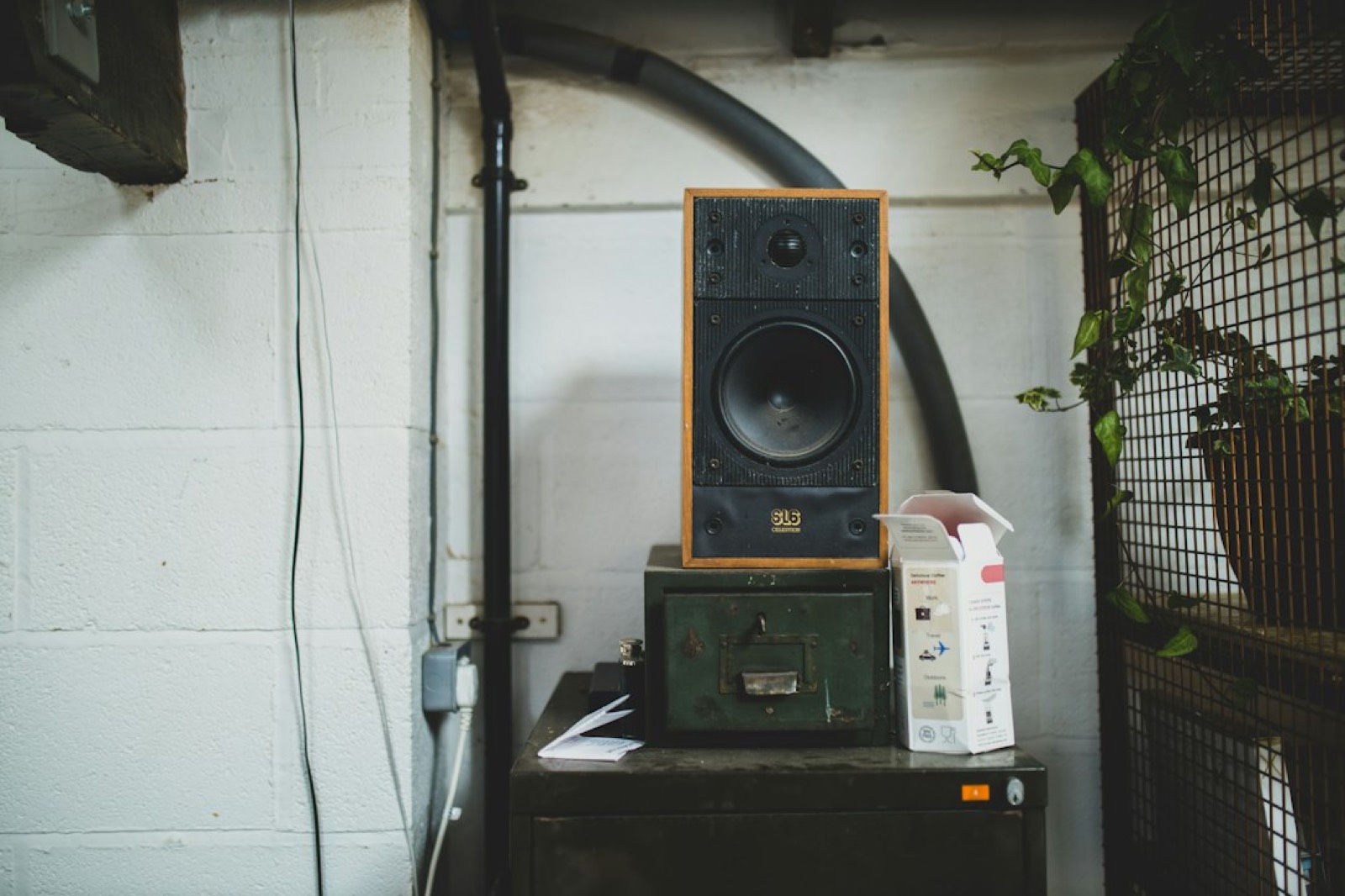 Câbles et amplificateur installés sur une scène avant une soirée DJ
