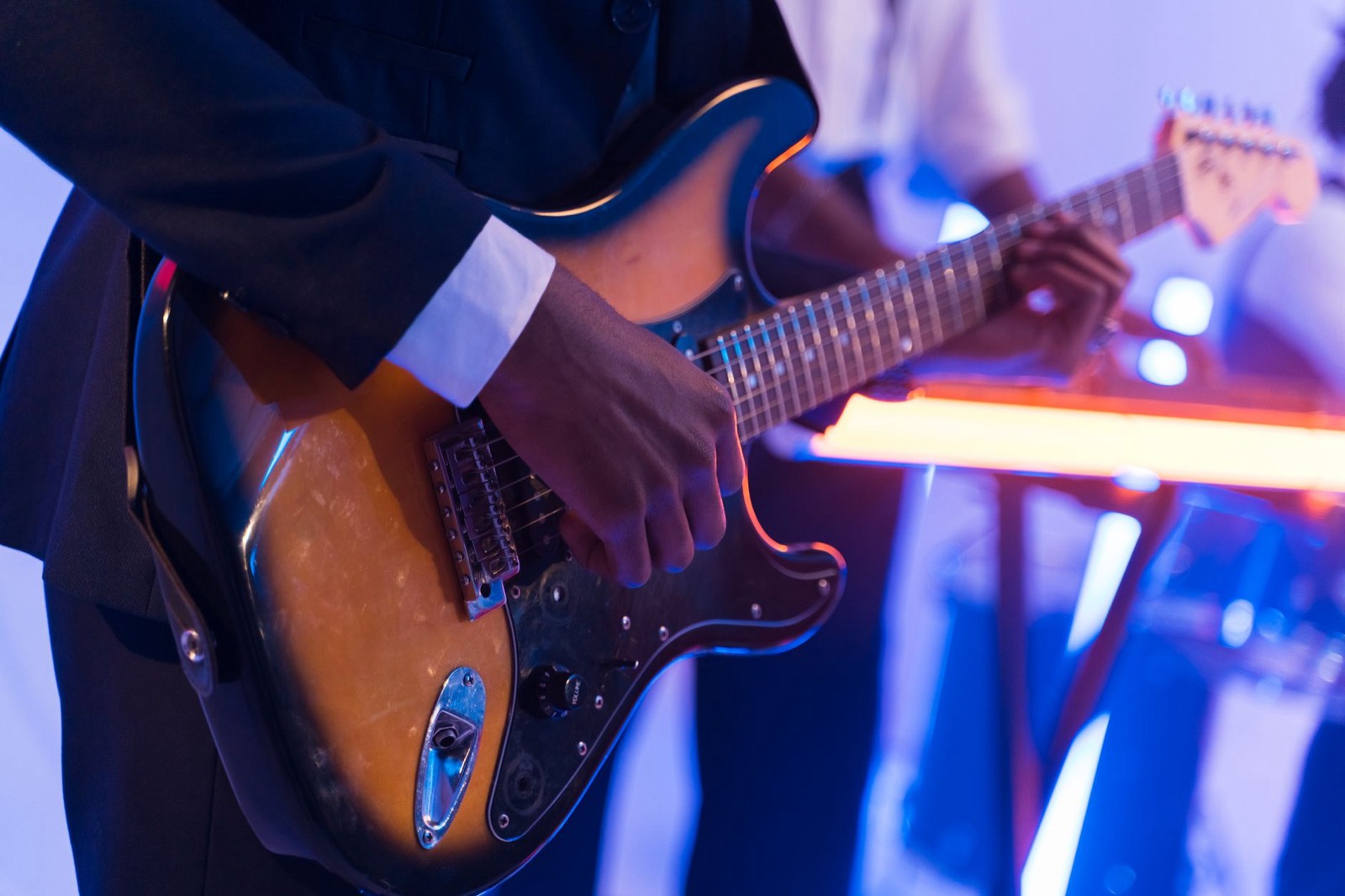 Musicien jouant de la guitare sur une petite scène